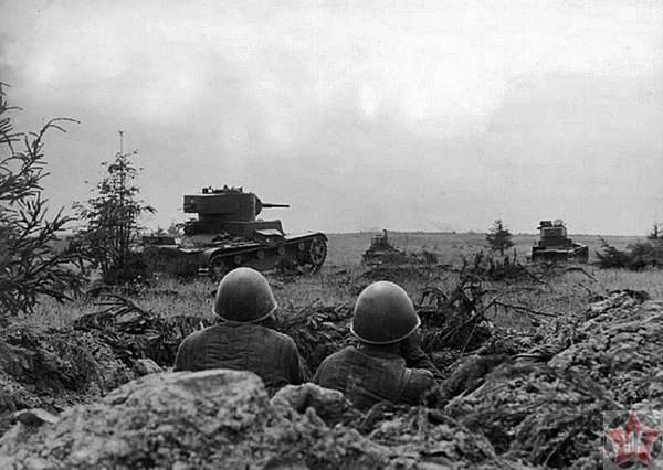 Танки Т-26 советской 105-й танковой дивизии Рокосовского атакуют немецкие позиции