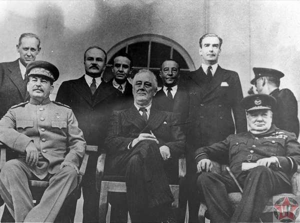 Маршал Советского Союза Иосиф Виссарионович Сталин, президент США Франклин Рузвельт и премьер-министр Великобритании Уинстон Черчилль на Тегеранской конференции.