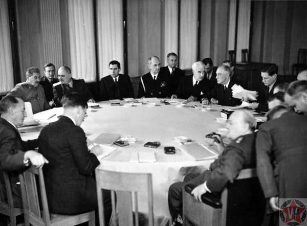 Лидеры «Большой тройки» за столом переговоров на Ялтинской конференции.