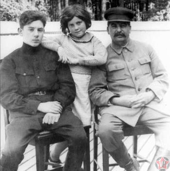 Сталин с детьми Василием и Светланой