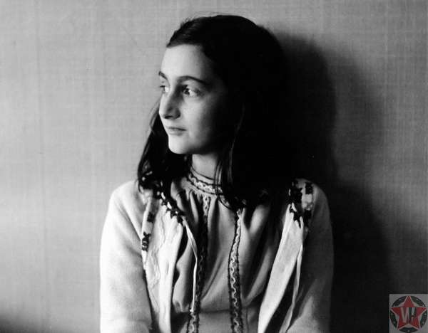 Анна Франк умерла от тифа в возрасте 15 лет в Берген-Бельзен концентрационном лагере, а её посмертно опубликованный дневник посмертно - сделал ее символом всех евреев, погибших во Второй мировой войне.