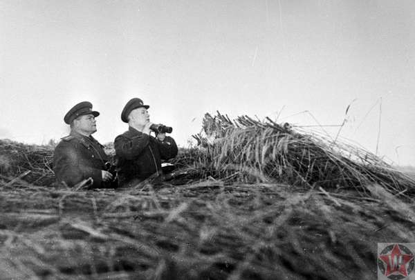 Командующий Воронежским фронтом Н.Ф. Ватутин и Н.С. Хрущев на наблюдательном пункте под Белгородом