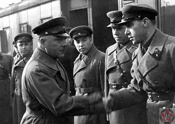 Климент Ворошилов жмет руки советским служащим