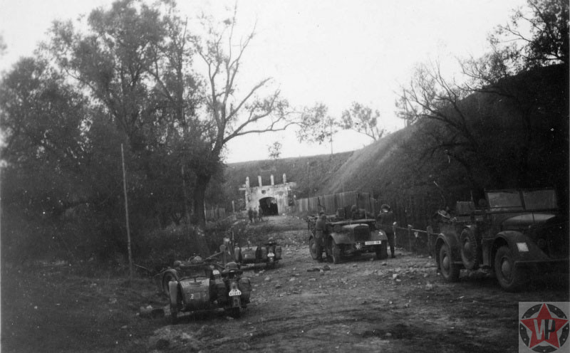 У Северо-Западных ворот Брестской крепости, фото 1939 год