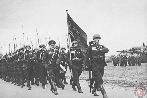Торжественная встреча Знамени Победы в аэропорту, Москва 1945 год. 