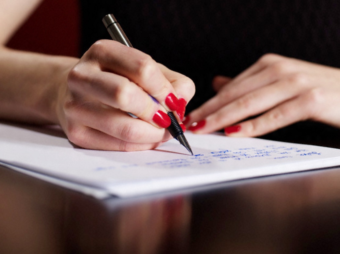 Писать приличный. Рука с ручкой. Пишущая рука. Человек пишущий ручкой. Рука пишет.